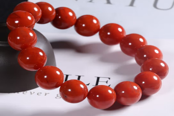 在標(biāo)準(zhǔn)光源條件下評定南紅瑪瑙的顏色