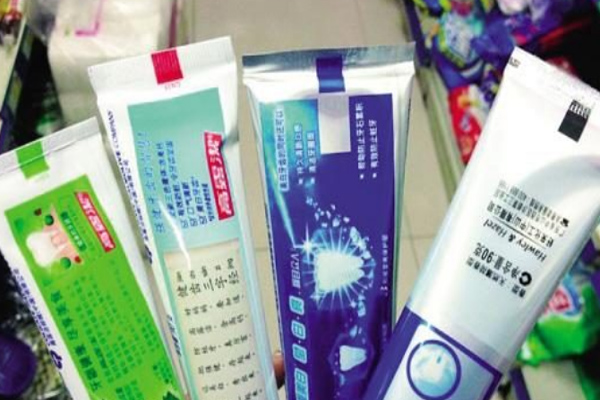 標(biāo)準(zhǔn)光源箱評定牙膏尾管的顏色