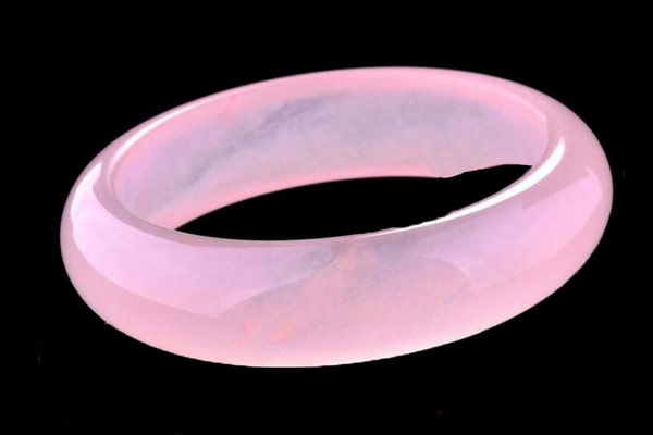 標(biāo)準(zhǔn)光源箱為翡翠顏色評(píng)定劃分提供標(biāo)準(zhǔn)光源